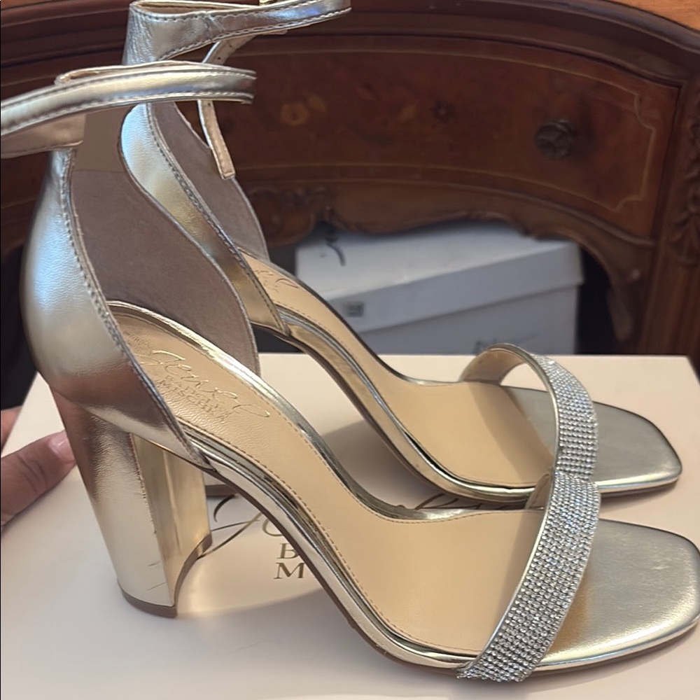 Jewel Badgley Mischka Elegant Gold Heeled Sandals
